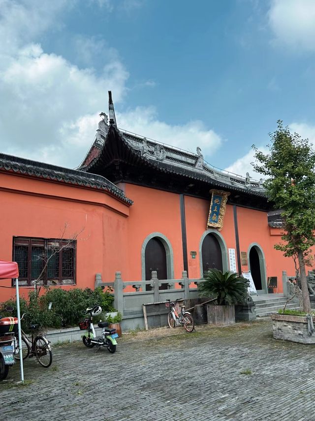 枫泾古鎮（上海金山）枫泾古鎮，位於上海西南，隸屬於上海市金山區，地處滬浙五區（縣）十鎮（鄉）交界。