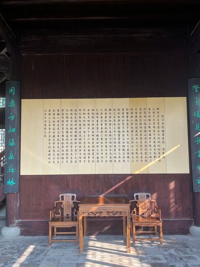 信江書院是信江畔遇到的第二座古代書院，始建於清康熙年間，院落保存完整，是上饒市區最值得一遊的古蹟。