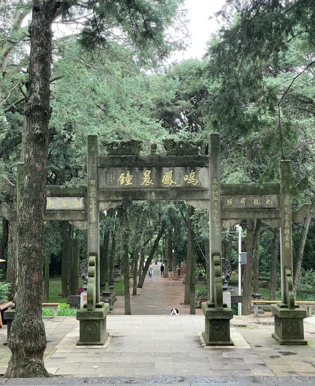 雲南昆明鳴鳳山金殿風景區丨體驗「衝冠一怒為紅顏」的心情。