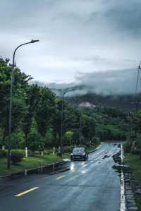 不在新疆蘇州人有自己的「阿勒泰」||雨後通往大陽山的路上， 只見山間霧氣繚繞， 彷彿一幅流動的水。