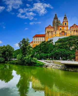 Austria Travel Notes (23): First Encounter with Melk Abbey.