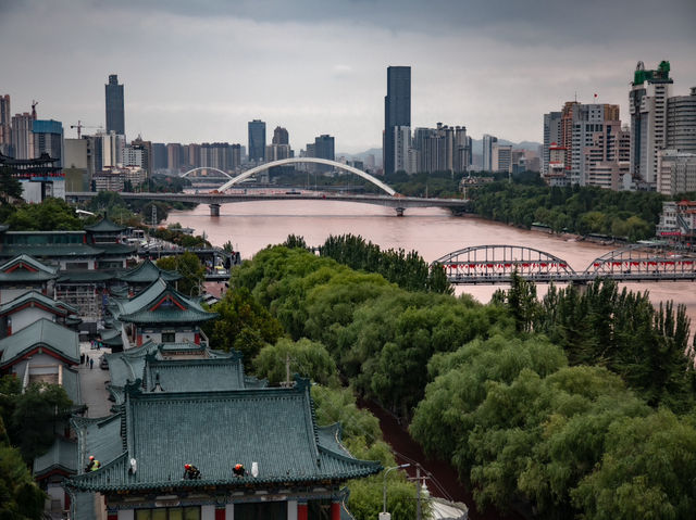 Lanzhou’s Stunning Mountain View!