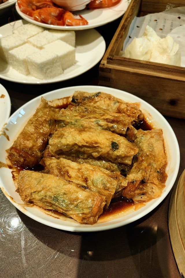 昆明人均一百多元就能吃到扶牆走的五星級酒店。