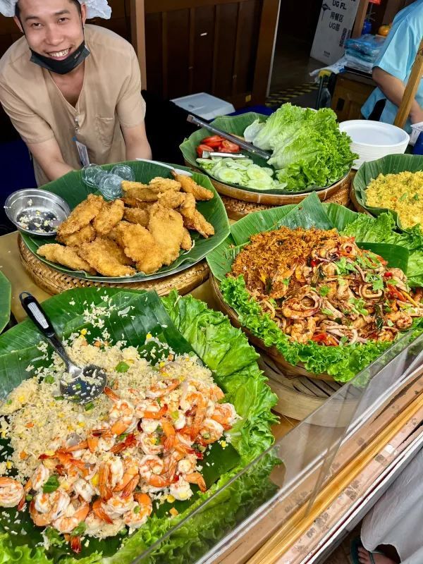 Explore the Must-Try Eats at Icon Siam's Floating Market!