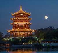 「登黃鶴樓，俯瞰長江的壯麗風光」