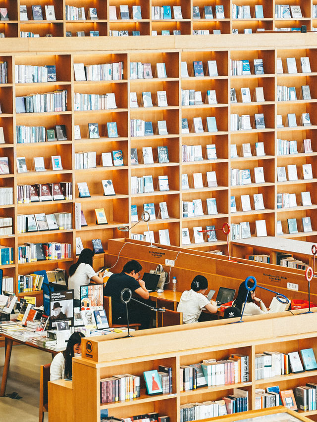 低頭看書抬頭看湖｜滴水湖這家書店美到窒息！
