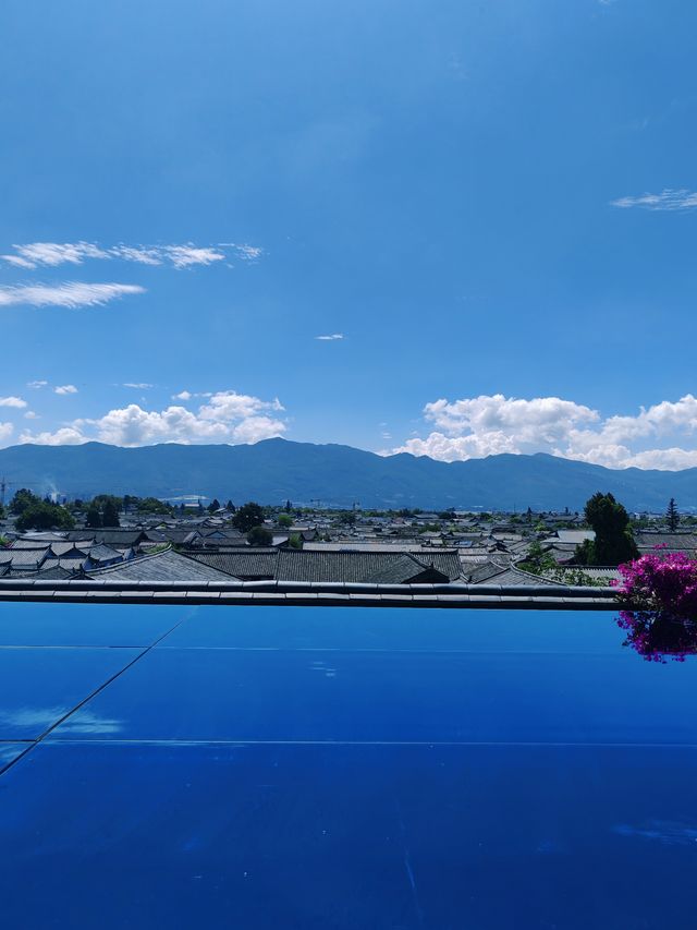 藍天白雲下的民宿拍照也太出片了吧