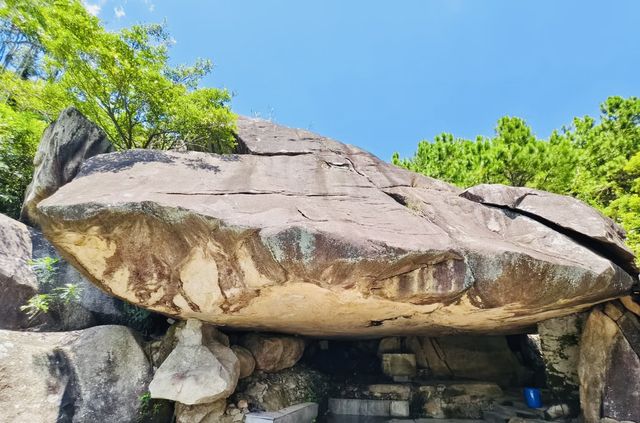 一座融合歷史傳說和自然奇觀的寺廟