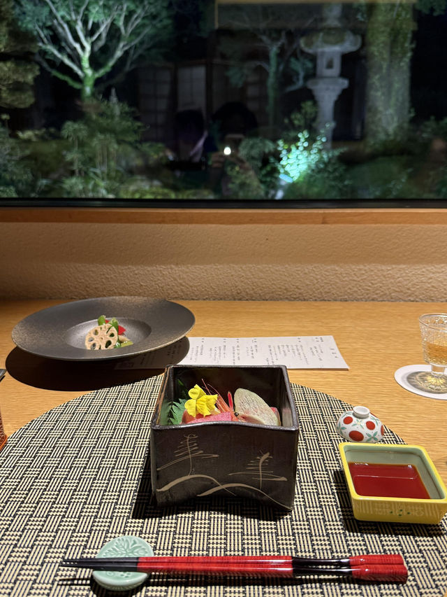 沿著伊豆回到箱根，住了兩日吉池旅館，終於明白為什麼它被說成「箱根必住」——看山看海看錦鯉，泡溫泉飲清酒，時間彷彿都慢了下來🍶
