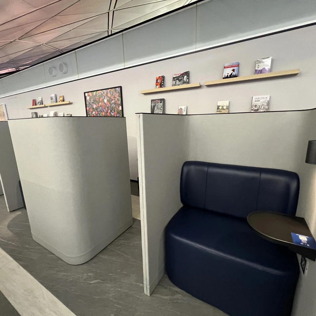 機場｜香港機場休息室Sapphire Lounge 過去半年大概去了HK機場七八次，各種休息室也算體驗過一輪～ 最近會陸續分享，先來說說我最愛的這家！