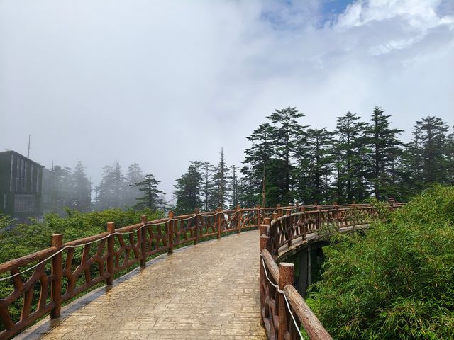 世界桌山-瓦屋山，來邂逅一場雲端的綺夢，奔赴這場心靈之約！