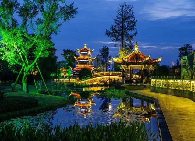 以下是一個樂山一晚兩天的旅遊路線，預算每人1200元：