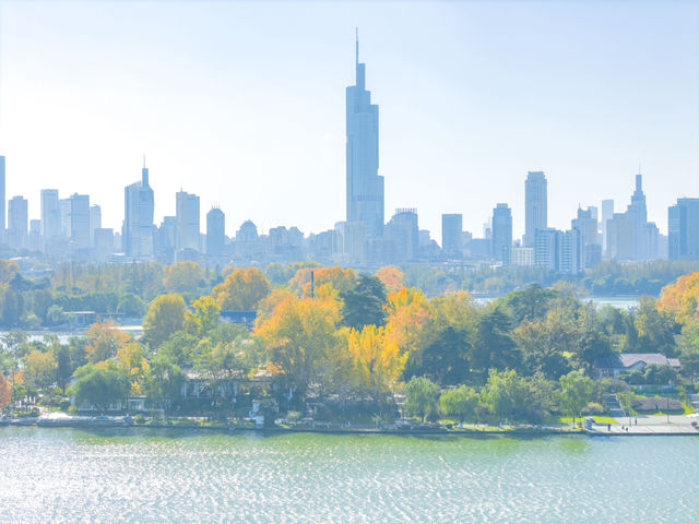 南京玄武湖公園拍照打卡，秋天來這裡感受湖邊的溫柔。