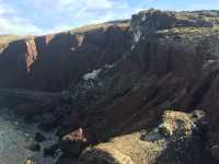 來聖托里尼度個假吧！這裡的天空藍得像油畫，海水清澈見底，整個人都放鬆下來了～這次打卡了幾個絕美景點和