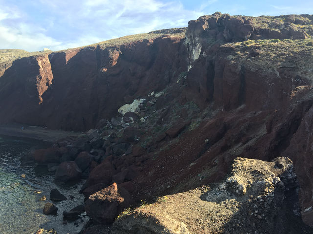 來聖托里尼度個假吧！這裡的天空藍得像油畫，海水清澈見底，整個人都放鬆下來了～這次打卡了幾個絕美景點和