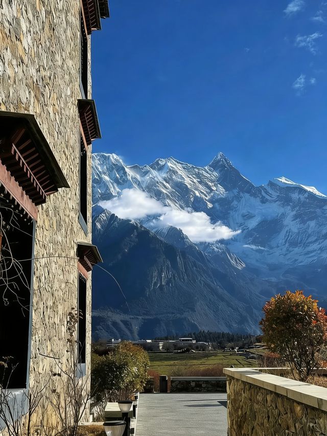 南迦巴瓦封神體驗！松贊山居把雪山搬進房間
