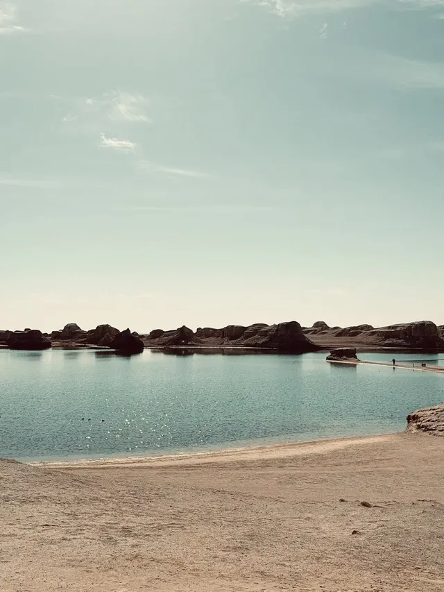 烏蘇特水上雅丹-似艦隊出征 又似百獸靜臥 烏蘇特水上雅丹-似艦隊出征 又似百獸靜臥