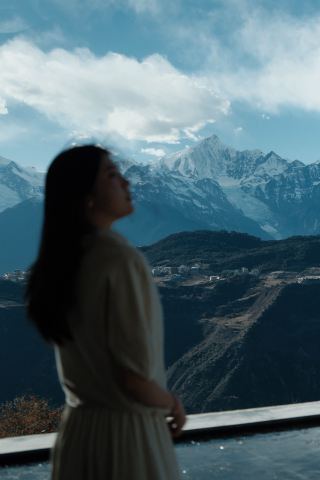 เข้าพักในโรงแรมที่มองเห็นวิวหิมะสวยที่สุดในช่วงปลายปี และชมพระอาทิตย์ขึ้นเหนือภูเขาสีทองอร่าม