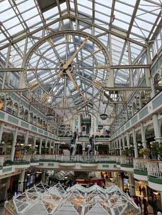 เดินเล่นชมสวนสาธารณะเซนต์สตีเฟนส์กรีนและถนนคนเดินชื่อดังอย่างถนนกราฟตันสตรีทในดับลิน ประเทศไอร์แลนด์