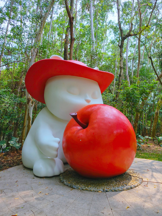深圳園博園！リンゴを抱えたかわいいネコちゃん | Trip.com 深セン