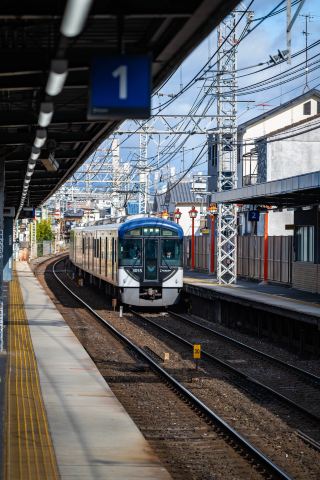 Kyoto Street Sightseeing | A Train Passing Through Everyday Poetry In the afternoon, Kyoto's tracks stretch out quietly, like the marks of time. A silver-blue train slowly pulls in.