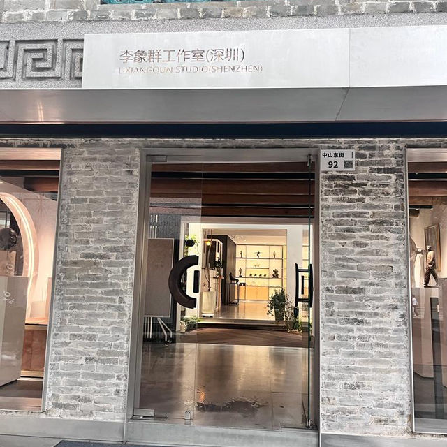繁華鬧市之中的古城
