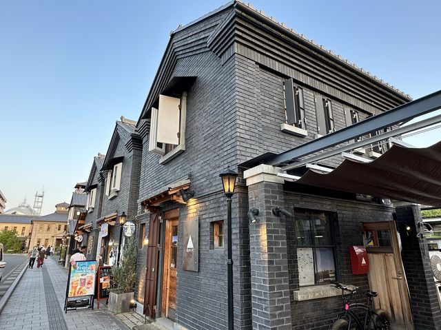 山梨・甲府。甲府駅前のレトロな雰囲気のモール『甲府夢小路』と『時の鐘』奥には『小さな蔵の美術館』あります。