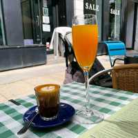 CAFÉ  WITH GOOD VIBES IN CENTRAL LONDON!