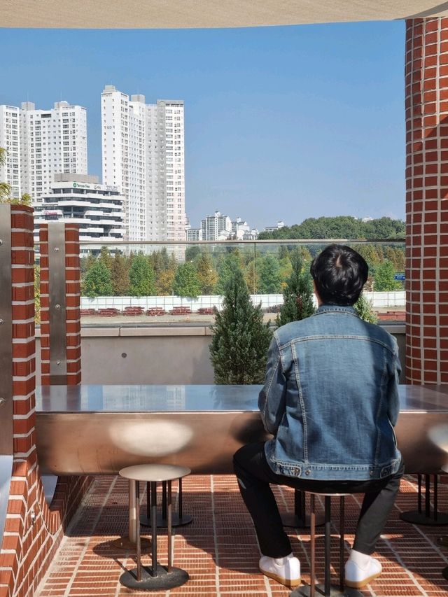 멋진 호수뷰 감성 카페에서