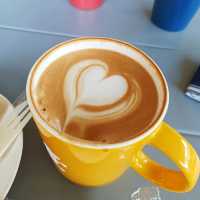 屏東演藝廳對面 cama cafe連鎖店 好喝的拿鐵划算好選擇