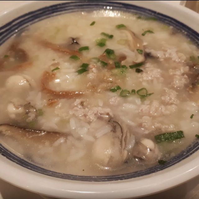☔️八號風球下輕鬆飲茶！潮洲風味肉碎粥必食，仲有熱辣辣的點心！🥟