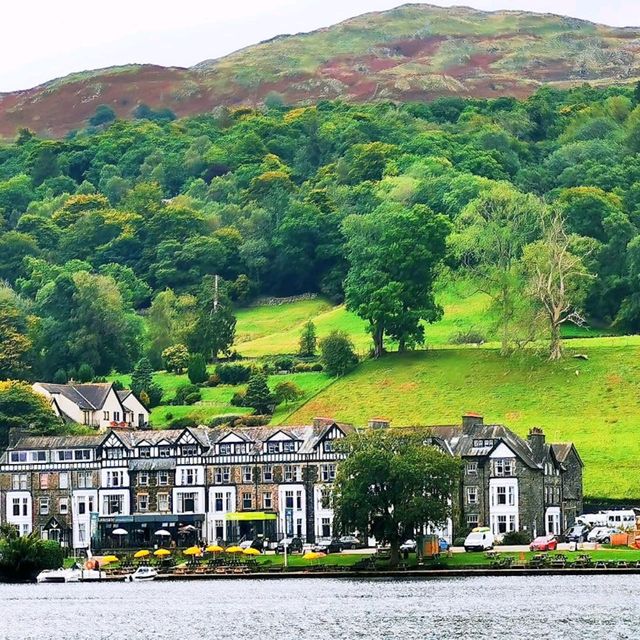 自己開電動船暢遊溫德米爾湖(Windermere Lake)