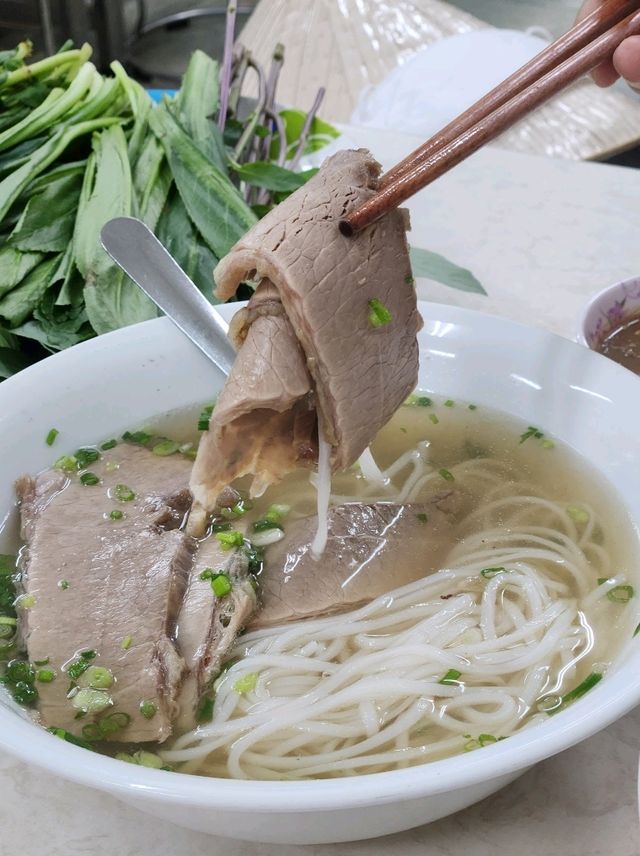 호치민 시내3군의 진한 고기육수 쌀국수 맛집 퍼호아파스퇴르
