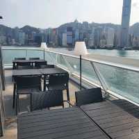 浪漫海景下的午餐