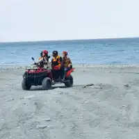 在藍天大海相伴下飆沙，天空之鏡沙灘車