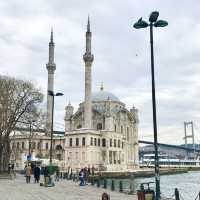イスタンブールのシャンデリアがゴージャスで美しいモスク【オルタキョイモスク】