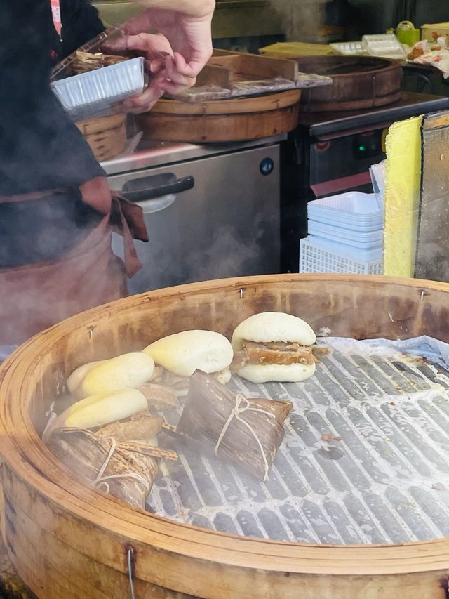 【神戸 南京町】 ﾎｸﾎｸ湯気が立ちのぼる大きなセイロがひときわ目立つ中華粽専門店「天獅堂」