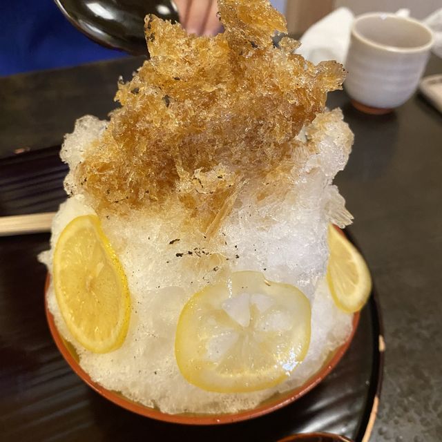 京都！ぎおん徳屋のお番茶のかき氷980円は番茶なのに甘みありでもレモンでさっぱりして美味しいかき氷