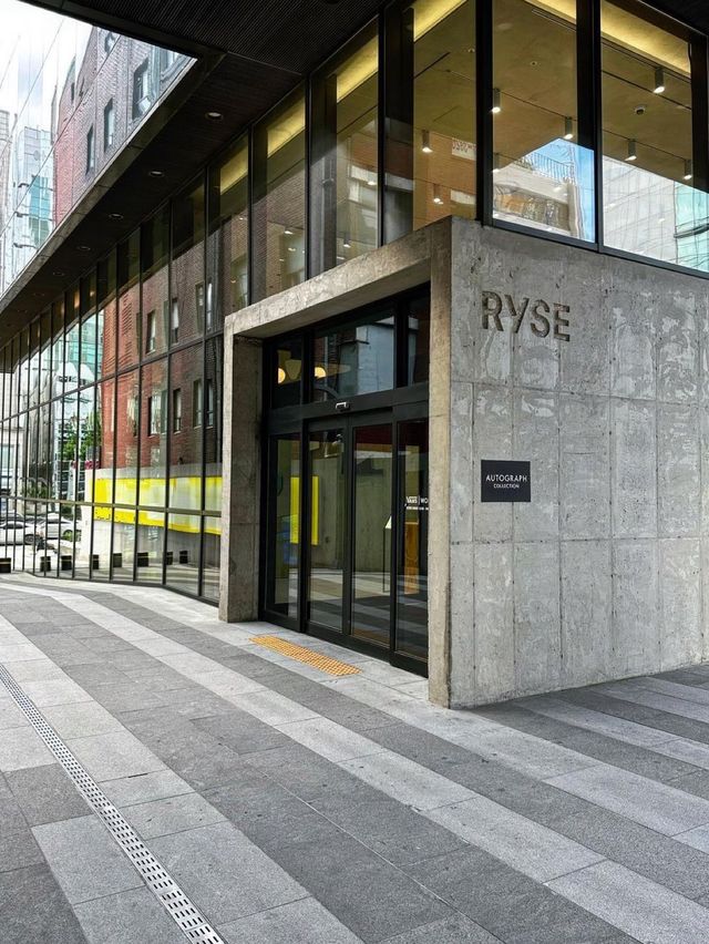 「首爾RYSE酒店」：弘大商圈質感住宿，工業風設計客房