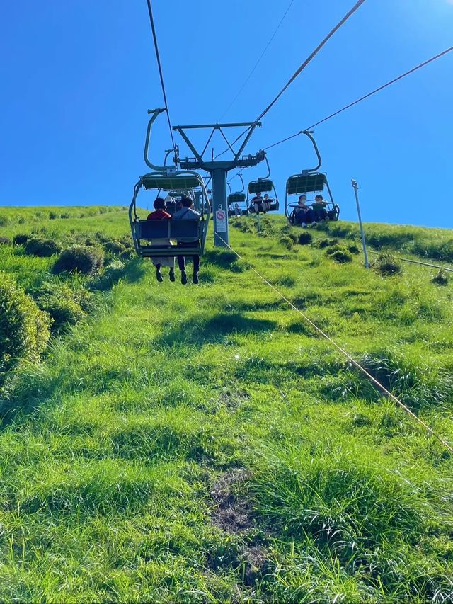 【絶景】晴れた日に行きたい！リフトで登る大室山で空中散歩を楽しむ⛰