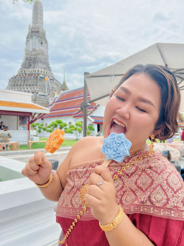 ใส่ชุดไทยเที่ยววัดอรุณ