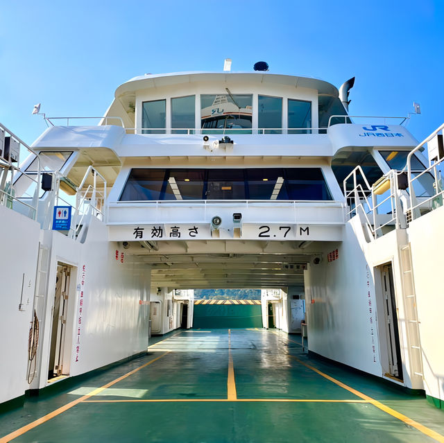 【JR西日本宮島フェリー/広島県】海から弥山と大鳥居を望むフェリー