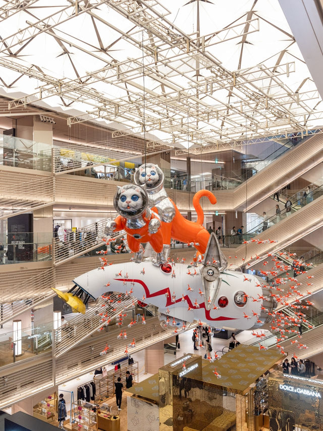 【東京都/銀座】宙に浮く宇宙服を着た巨大な猫！？