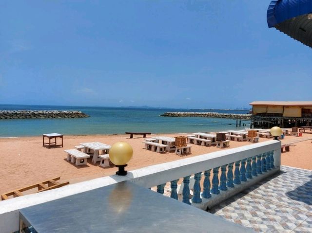 ร้านอาหารทะเลวิวดีริมหาดบ้านอำเภอ