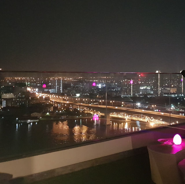 아바니 리버사이드 방콕 루프탑바