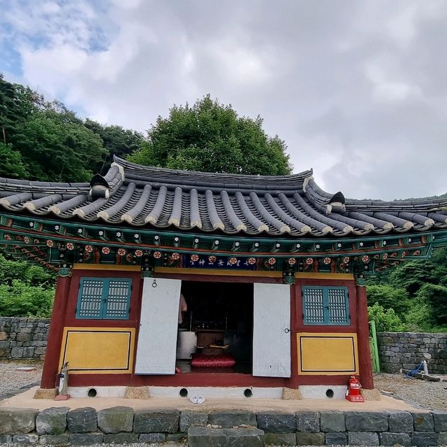 저승길이 편해진다는 대웅전기둥이 있는 절