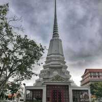 สักการะพระพุทธมหาจักรพรรดิ ณ วัดนางนองวรวิหาร