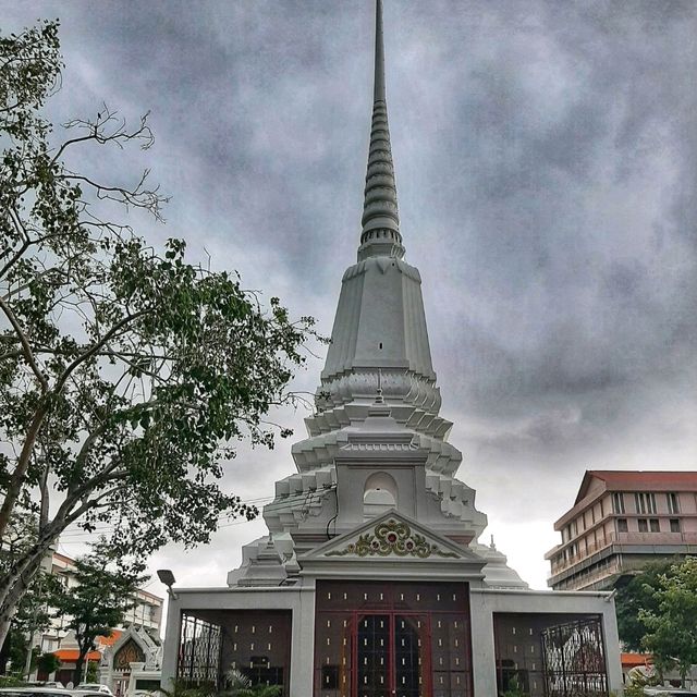 สักการะพระพุทธมหาจักรพรรดิ ณ วัดนางนองวรวิหาร