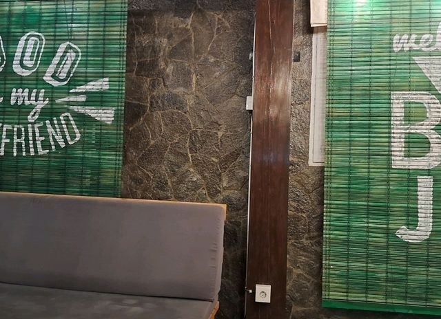 【インドネシア】ラブアンバジョでハンバーガー