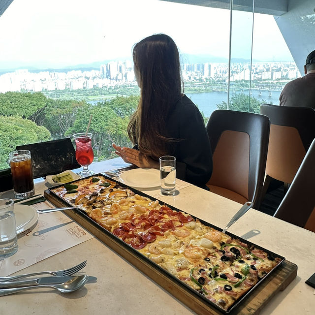 서울의 정취를 담은 피자의 명소🍕, ‘워커힐 피자힐’에서 즐기는 특별한 미식 여행